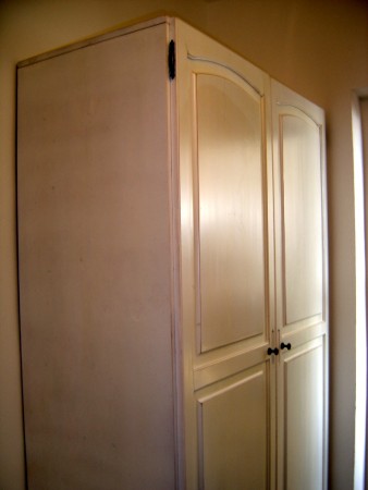 skriňa z druhej strany