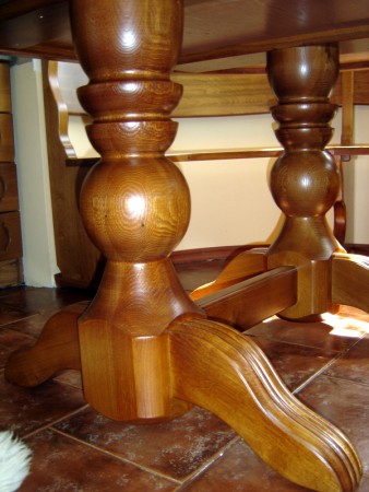  detail na vyfrézované nohy stola