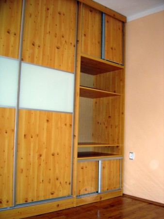 skriňa borovica/mliečne sklo... s malými posuvnými dvierkami