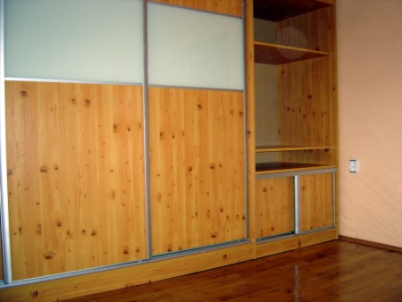 skriňa borovica/mliečne sklo