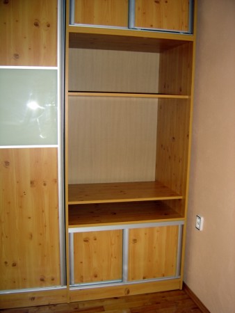 skriňa borovica/mliečne sklo