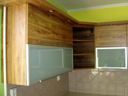 kuchyňa dub rustikál / skrinky s mliečnym sklom lakomat